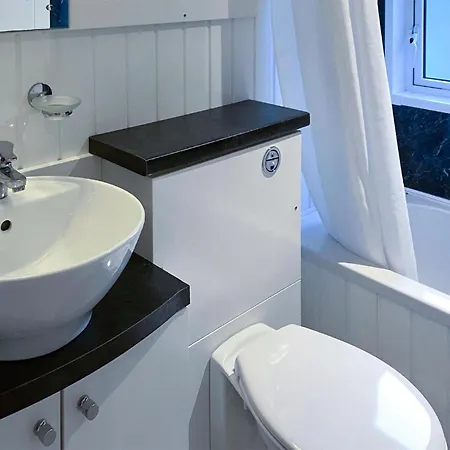 2 Bedroom Cozy In Lindesnes Gare