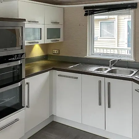 2 Bedroom Cozy In Lindesnes بيت للعطل